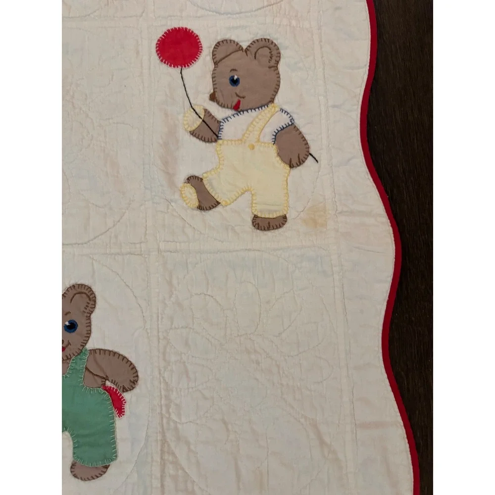 Vintage Handmade Teddy Bear Applique Baby Quilt Scalloped Red Border 42x52